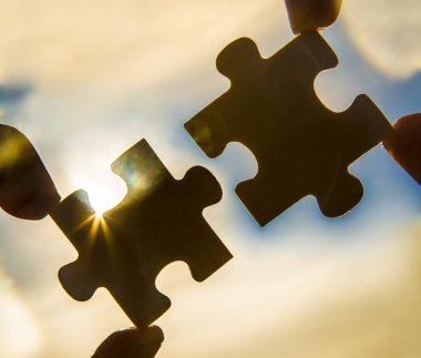 el ile gökyüzü arka plan ile adet bulmaca. 