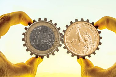 Bir euro ve dolar sikke, AIR - gökyüzü arka plan cogwheels holding erkek eller. 