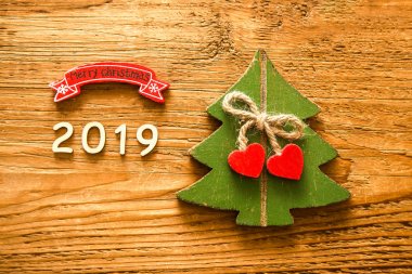 eski retro vintage tarzı ahşap doku zemin üzerine yeşil Noel ağacı. Boş kopya alanı. Yeni yıl 2019 tatil fikir. 