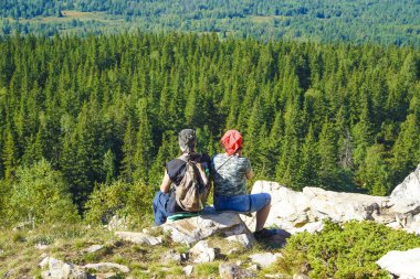 dağlarda yaz Dağları arka planda yaşlı kadın adamla 