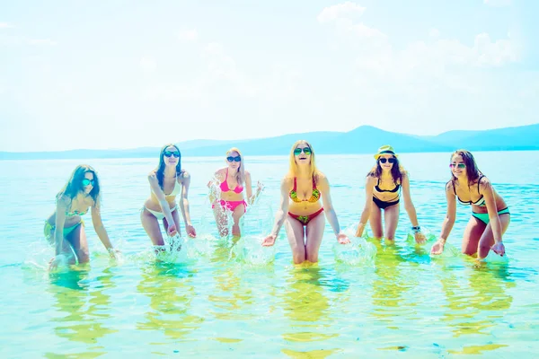 Vista Del Gruppo Amici Che Divertono Sulla Spiaggia Tropicale — Foto Stock