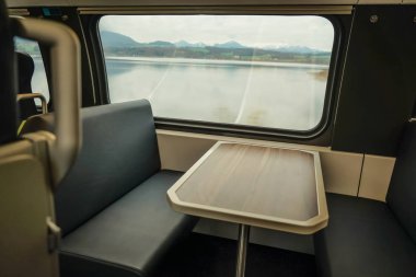 Penceresinde - seyahat arka plan tren ve Alp Dağları'nın iç. boş ahşap masa ve sandalye