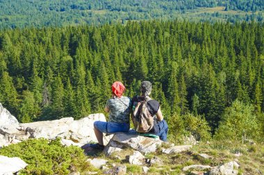 dağlarda yaz Dağları arka planda yaşlı kadın adamla 