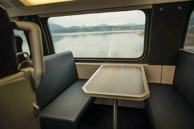 Penceresinde - seyahat arka plan tren ve Alp Dağları'nın iç. boş ahşap masa ve sandalye