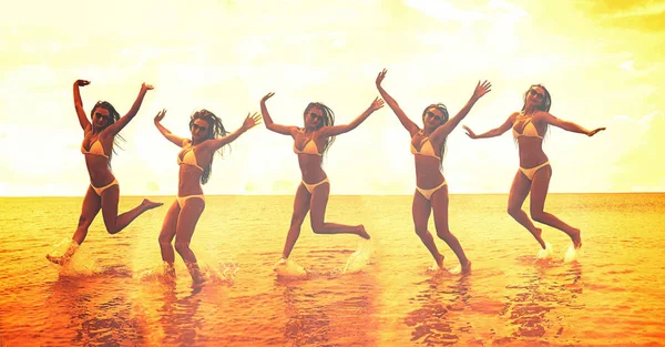 Young Group People Jumping Ocean Sunset — Stock Photo, Image