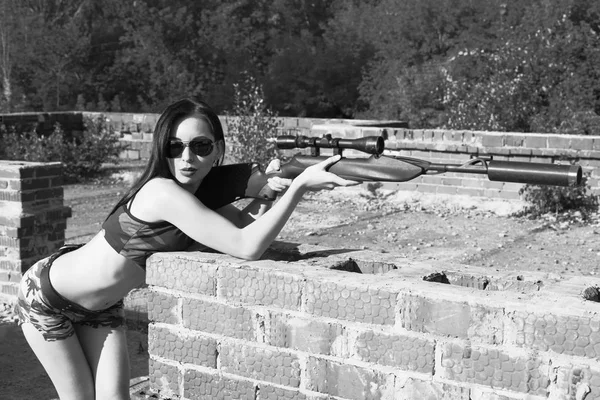 Asiatique Jeune Adulte Femme Avec Sniper Fusil Dans Bataille — Photo