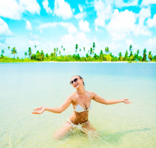 Jovem Mulher Feliz Sorrindo Praia Vista Jovem Mulher Feliz — Fotografia de Stock