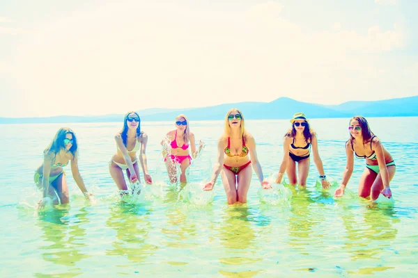 Vista Del Gruppo Amici Che Divertono Sulla Spiaggia Tropicale — Foto Stock