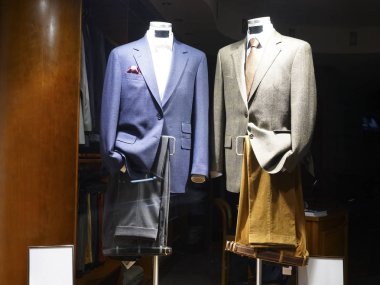 Erkek ceketler Gömlek ve kahverengi pantolon ile Mağazası içinde sergilenmektedir. lüks erkek giyim