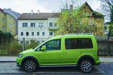 Linz, Avusturya - 13 Kasım 2017: yeşil steyşın araba şehir sokak üzerinde 