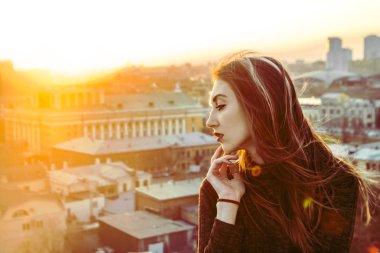 Çatıdaki gün batımını izlemek güzel kız 