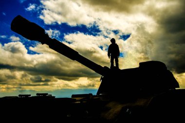 Güneş şafak karşı bir erkek asker. Tank bir ordu asker silüeti