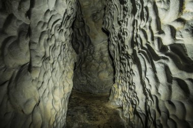 karanlık mağaranın güzel taş dokulu. doğa arka plan.