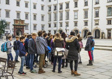 Vienna, Avusturya - 7 Kasım 2017: Grup çocuk Hofburg öğretmen ile. Avusturya Viyana Merkezi eski asıl İmparatorluk Sarayı Hofburg olduğunu.