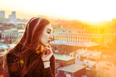 Çatıdaki gün batımını izlemek güzel kız 