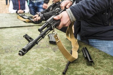 Erkek el ortadan kaldırmak bir Kalaşnikof assault tüfekler