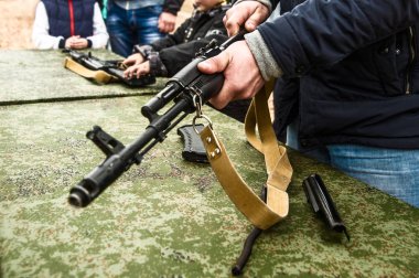 Erkek el ortadan kaldırmak bir Kalaşnikof assault tüfekler