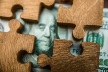 yüz dolarlık banknot ahşap arka plan üzerinde gelen bulmaca. Amerikan Başkanı portresi.