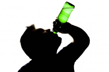 Beyaz arka plan üzerinde izole alkol bağımlılığı ile depresif genç adam