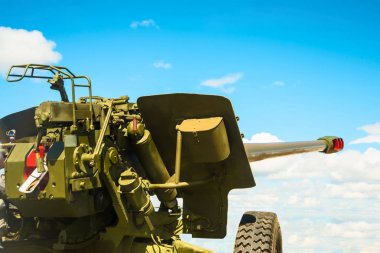 Modern obüs Top mavi bulutlu gökyüzü arka plan üzerinde bir tepe üzerinde. 