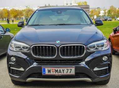 Wien, Avusturya - 7 Kasım 2017: Bmw siyah lüks araba sokak Park
