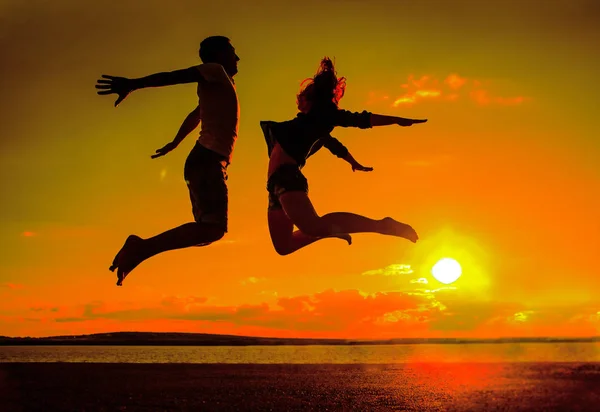 Familie Strand Silhouette Eines Paares Mann Und Frau Springen Strand — Stockfoto