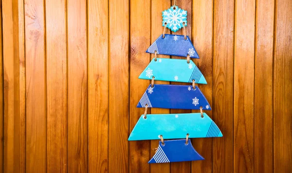 Árbol Navidad Papel Colgando Sobre Fondo Puerta Madera Feliz Año —  Fotos de Stock