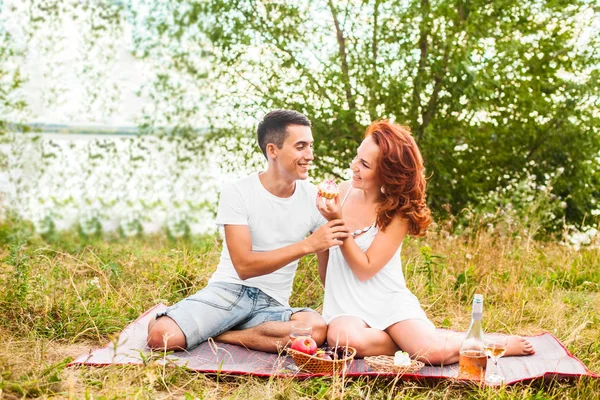 Feliz Casal Jovem Piquenique Homem Alimentando Mulher Com Bolo — Fotografia de Stock