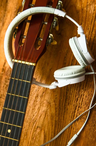 Guitarra Acústica Grandes Auriculares Blancos Sobre Fondo Mesa Madera — Foto de Stock