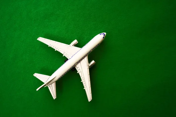 Yeşil Dokulu Kağıt Arka Plan Üzerinde Uçak Modeli Uçak Oyuncak — Stok fotoğraf