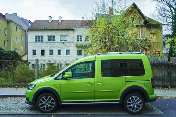 Linz Austria Noviembre 2017 Monovolumen Verde Calle Ciudad — Foto de Stock