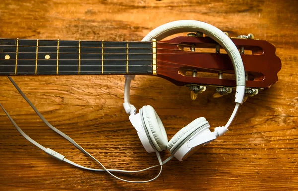 Guitarra Acústica Grandes Auriculares Blancos Sobre Fondo Mesa Madera —  Fotos de Stock