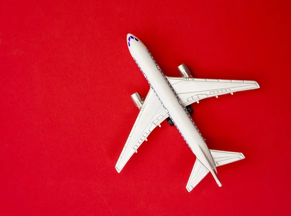 Metal Oyuncak Kırmızı Kağıt Arka Plan Uçakta Modern Uçak Izole — Stok fotoğraf