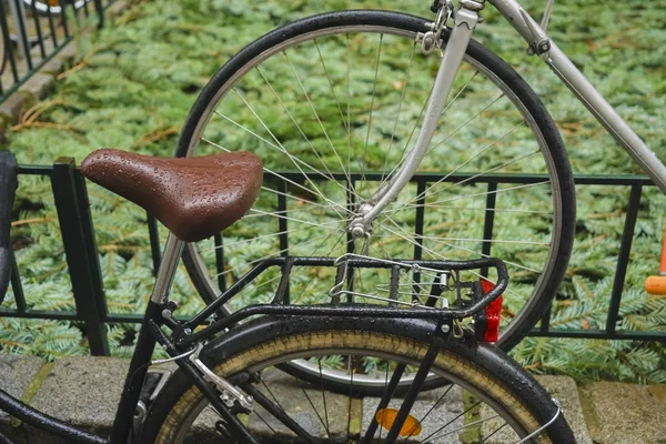 Vélos Sous Pluie Dans Rue Quelques Bicyclettes Jour Pluie — Photo