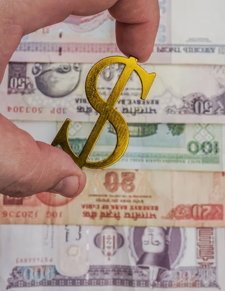 Mužské Ruce Drží Zlatý Znak Dolaru Nad Mezinárodní Bankovky — Stock fotografie