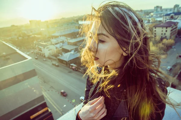 Hermosa Chica Sentada Azotea Viendo Puesta Sol Sobre Ciudad —  Fotos de Stock