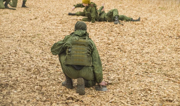 Vista Posteriore Dell Uomo Uniforme Soldato Kaki Con Coltello Pala — Foto Stock