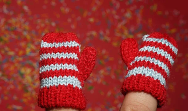 Strickhandschuhe Den Fingern Der Männlichen Hand Auf Rotem Hintergrund — Stockfoto