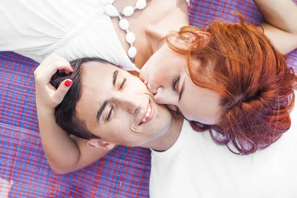 可爱的情侣亲吻在格子在夏天晴朗的天 放松情侣水平顶部视图 — 图库照片