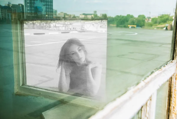 Kadın Sokakta Bir Pencereden Bakarak Hayal — Stok fotoğraf