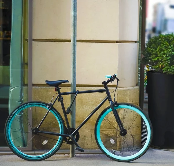 Façade Vieux Bâtiment Avec Moderne Vélo Hipster Noir Garé Proximité — Photo