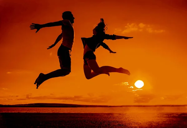 Família Praia Silhueta Casal Homem Mulher Pulando Praia Pôr Sol — Fotografia de Stock