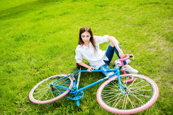 Belle Brune Fille Assise Côté Vélo Campagne — Photo