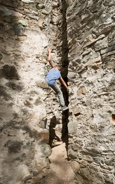 Vista Posteriore Del Ragazzo Arrampicatore Verticale Sfondo Muro Pietra — Foto Stock