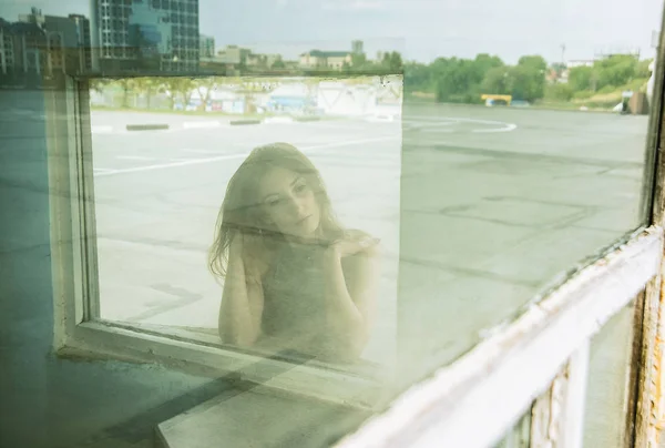 Kadın Sokakta Bir Pencereden Bakarak Hayal — Stok fotoğraf