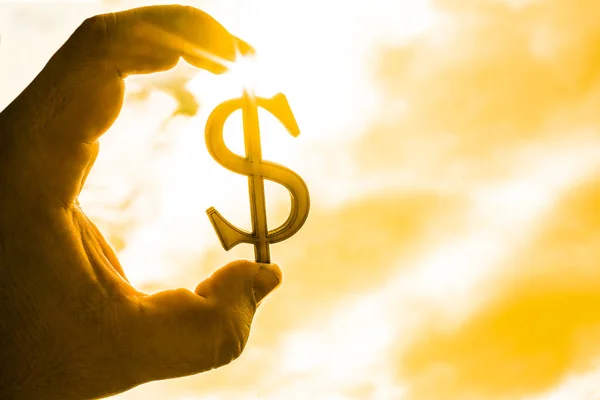 Handen Håller Silhuetten Dollartecknet Sunset Bakgrund — Stockfoto