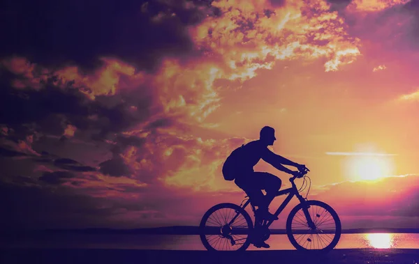 Bild Eines Sportlichen Touristenmannes Auf Dem Fahrrad Gegen Den Wolkenverhangenen — Stockfoto