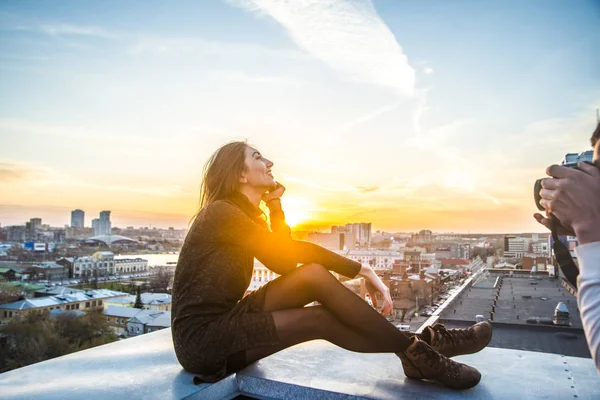 Mujer Joven Sentada Techo Casa Contra Cielo Azul Del Atardecer —  Fotos de Stock