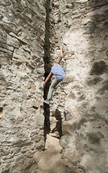 Zadní Pohled Chlapce Horolezec Vertikální Kamenné Zdi Pozadí — Stock fotografie