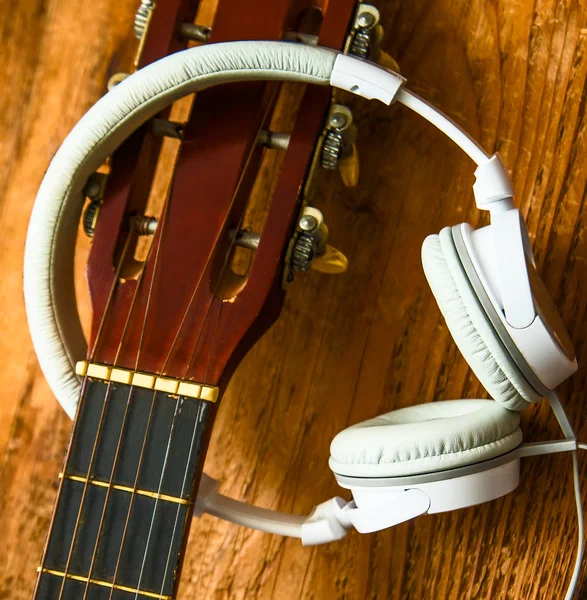 Guitarra Acústica Grandes Fones Ouvido Brancos Fundo Mesa Madeira — Fotografia de Stock